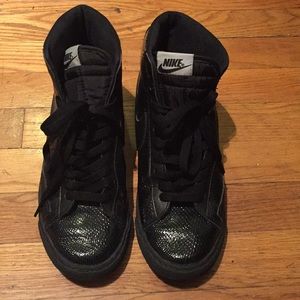 NIKE WOMEN’S BLAZER SNEAKERS SIZE 8